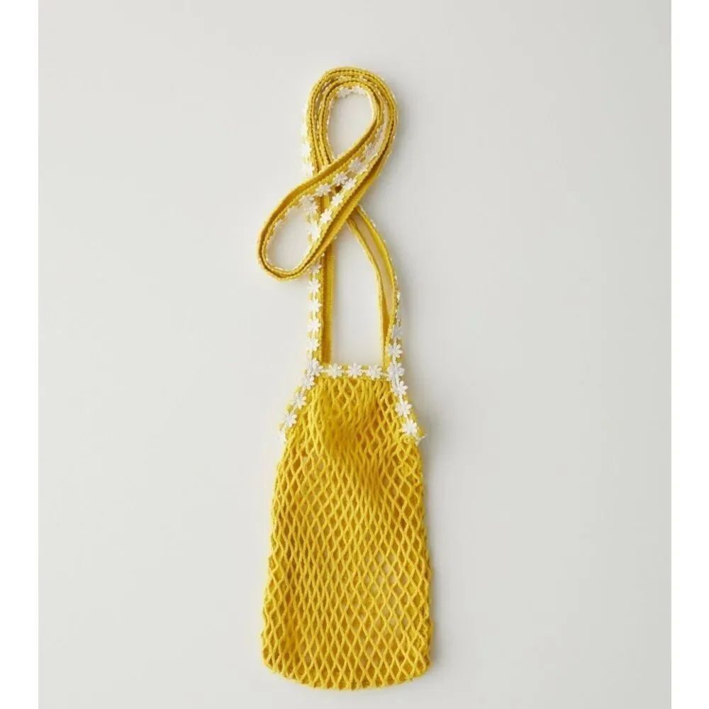 Urban Outfitters Daisy Trim Bottle Sling - Picture 2 of 5